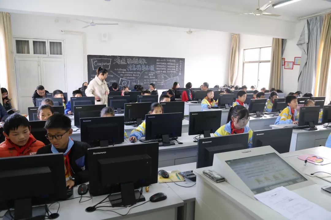 创新教学共研究 信息技术融课堂——县信息教研活动在花桥中小举行